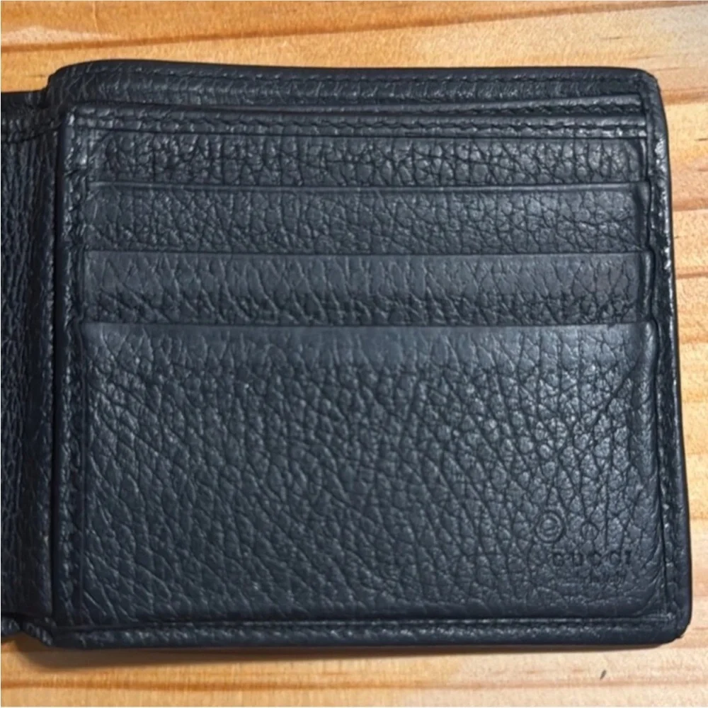 Authentic Gucci luxury designer signature black leather men’s wallet